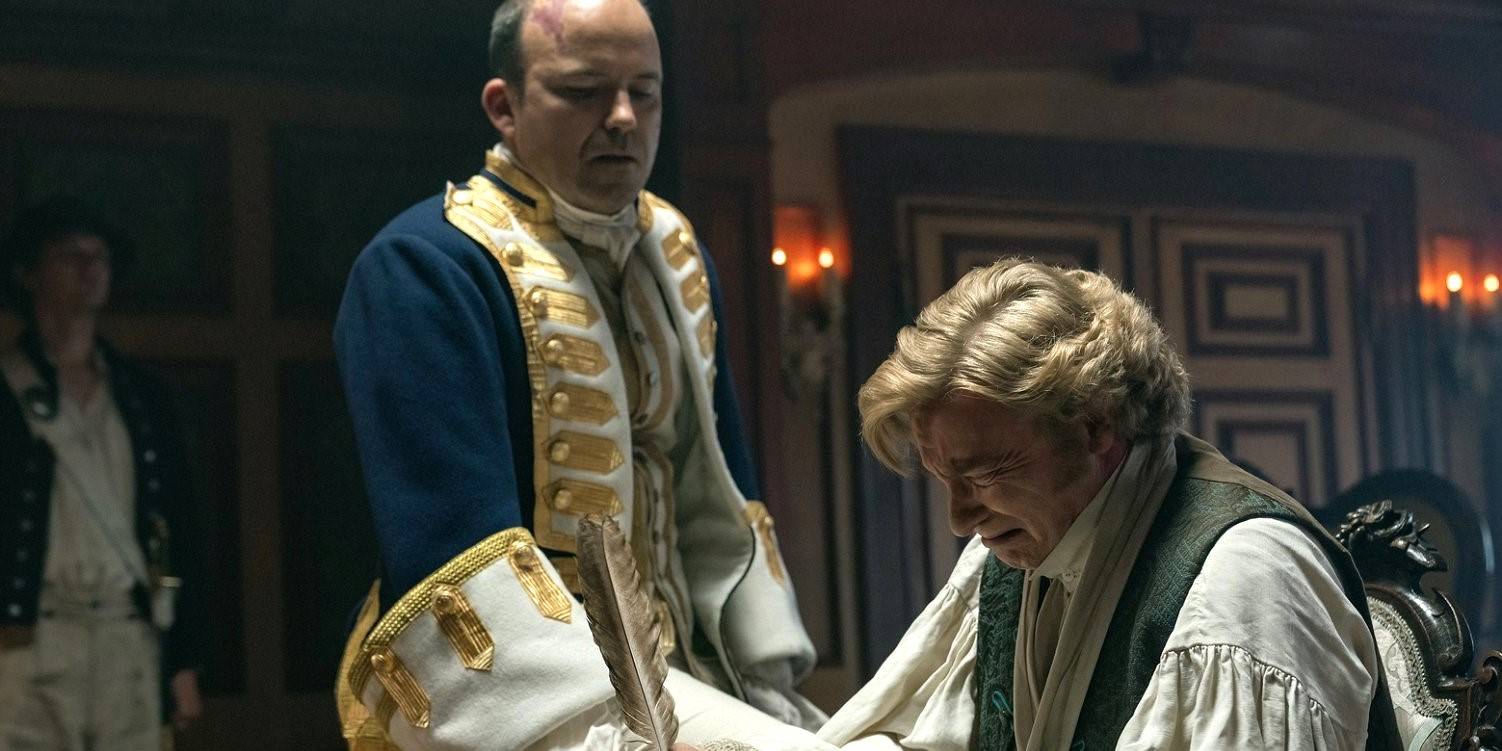 Рори Киннар в роли капитана Нигела Бадминстона, смотрящего на Стеда Боннет, плачущего в "Нашей флаг означает смерть"