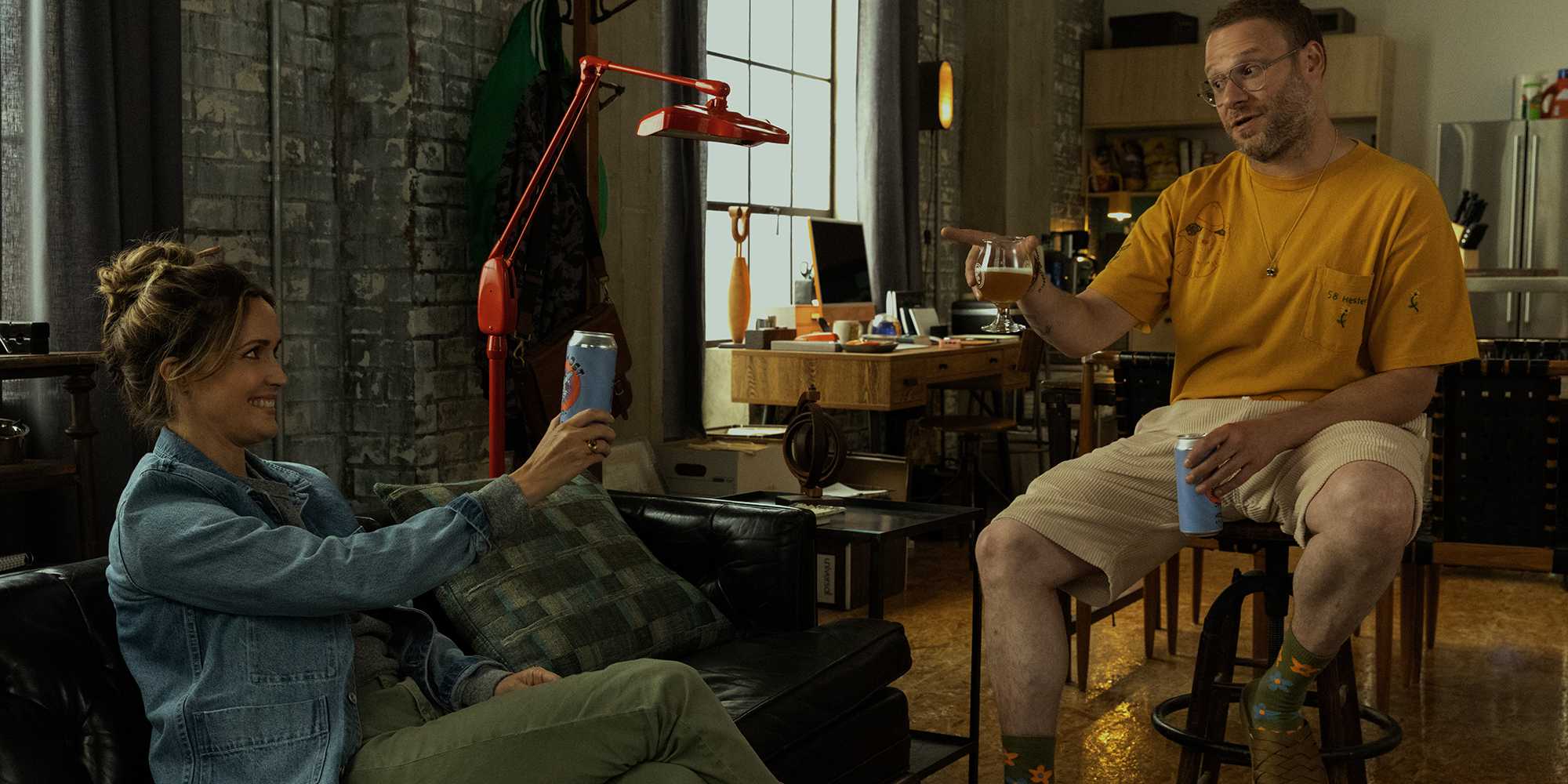 Уилл и Сильвия чокаются в *Platonic*