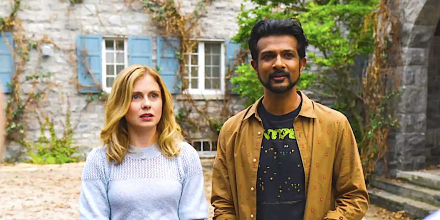 Роуз МакАйвер в роли Сэм и Уткарш Амбудкар в роли Джея, стоящие и выглядящие обеспокоенными во внутреннем дворе из Ghosts