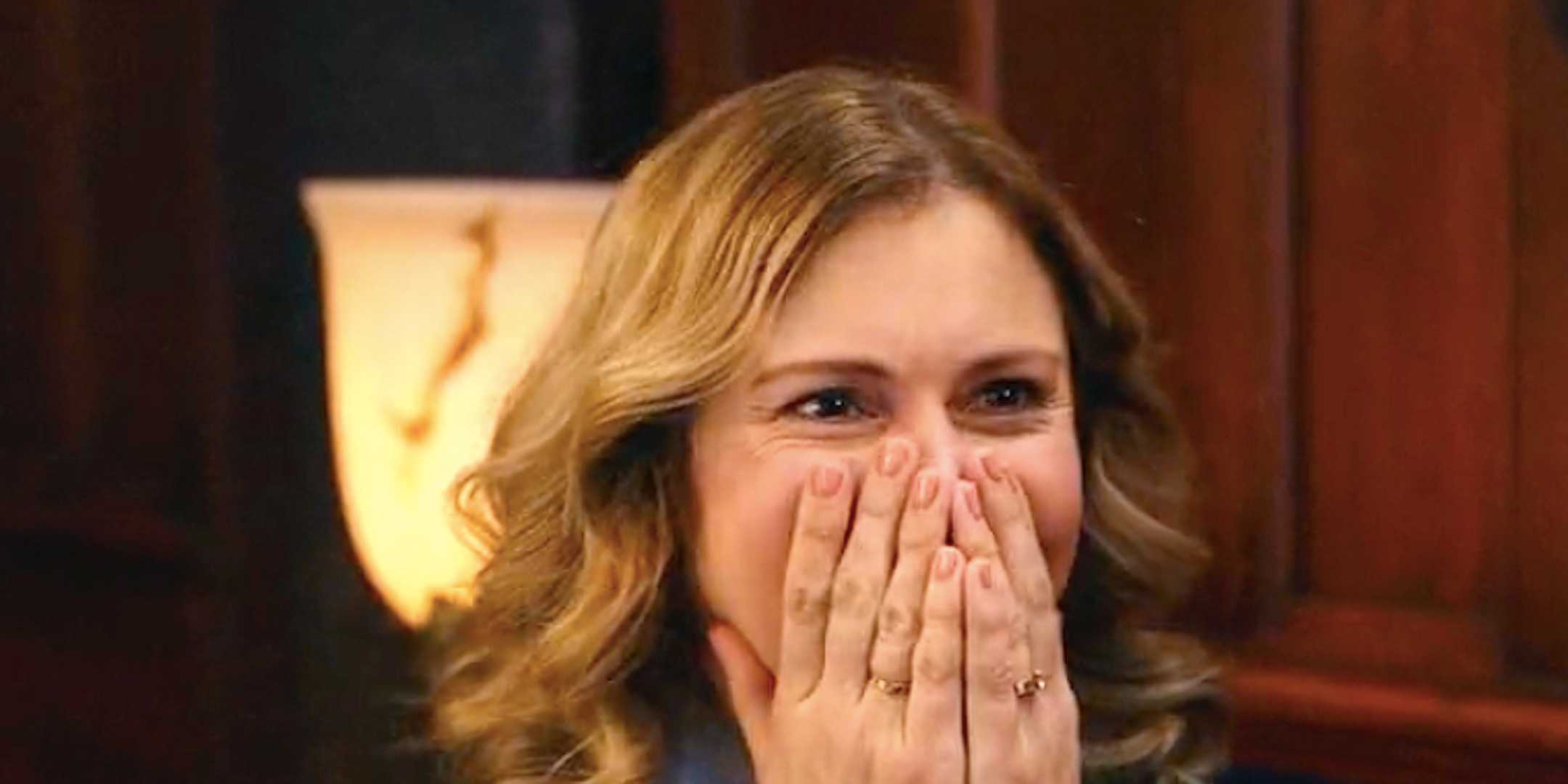 Роуз МакАйвер в роли Сэм закрывает лицо, улыбаясь в 21-й эпизоде 4 сезона сериала "Ghosts"