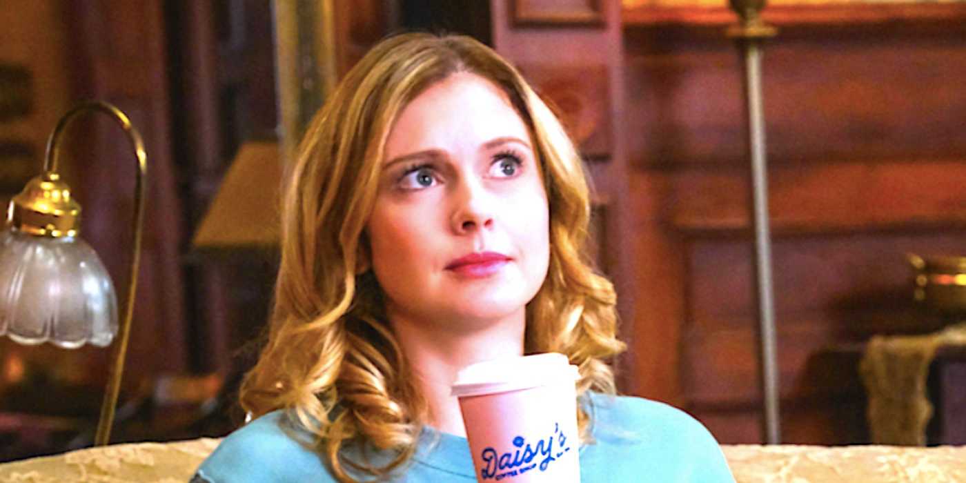 Роуз МакИвер в роли Сама держит в руках чашку кофе в "Призраках"