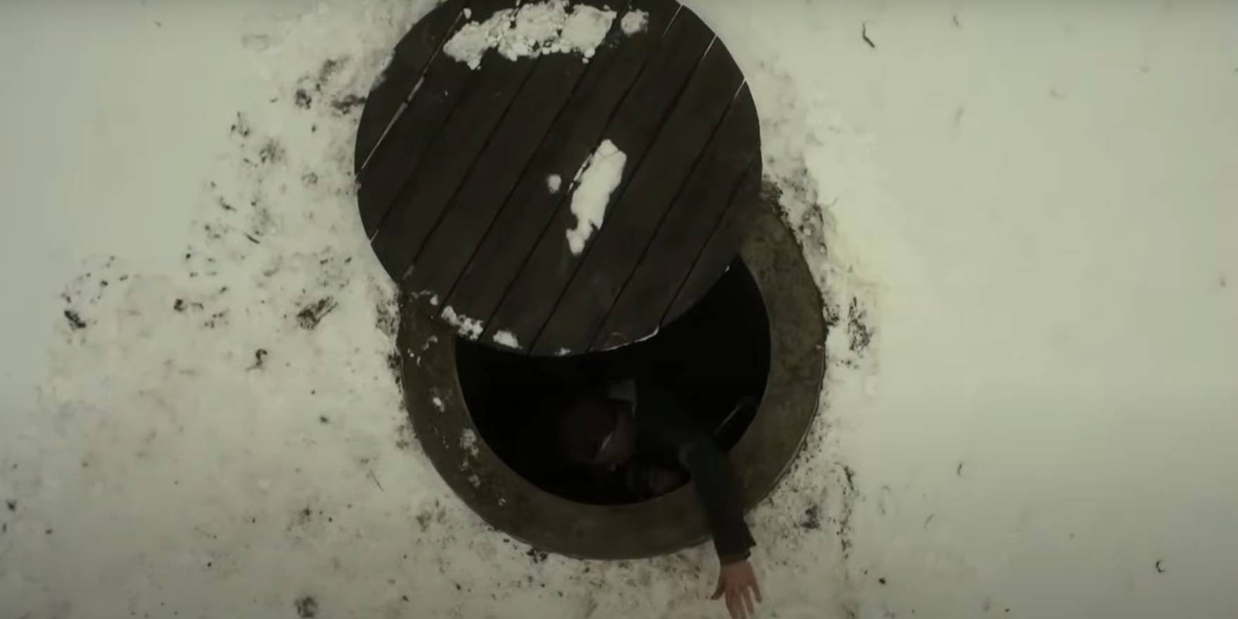 Рой вылезает из ямы в земле в Фарго