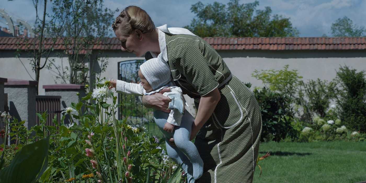 Хедвиг Хёсс показывает ребенку цветы в «Зоне интереса»