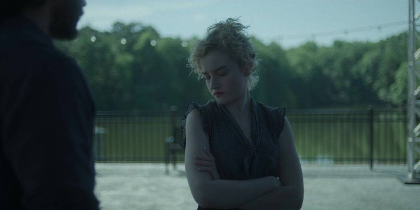 Рут, смотрящая вниз в "Озарке"