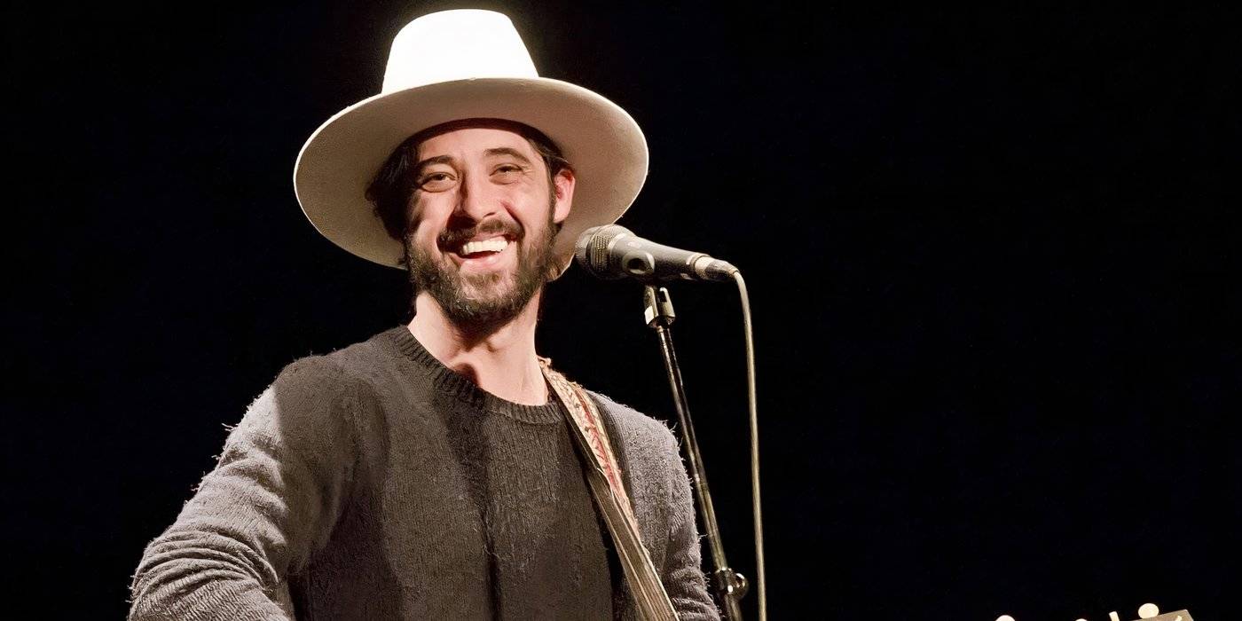 Рейн Бингхэм на сцене перед микрофоном