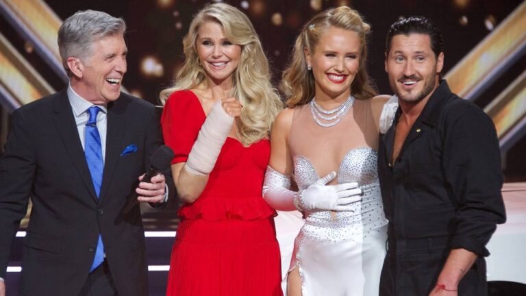 Бывший участник DWTS, Кристи Бринли-Кук, сыгрался с 21-летним студентом колледжа.