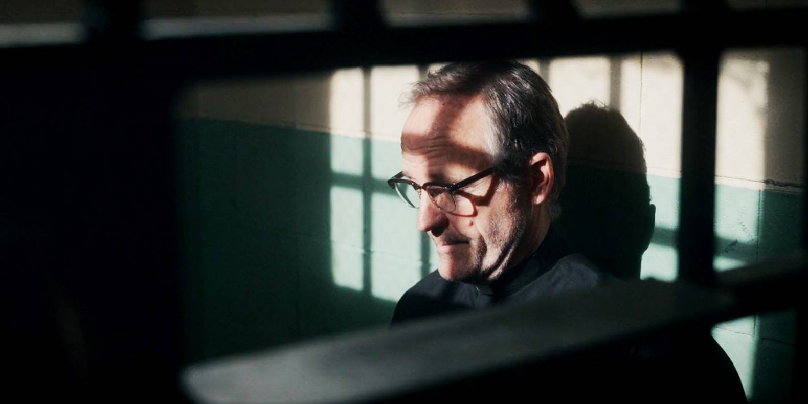 Отец Каллахан в камере.