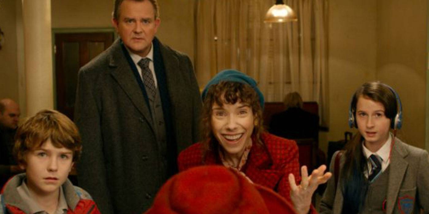 Салли Хоукинс улыбается, когда дети находятся с ней в Паддингтоне