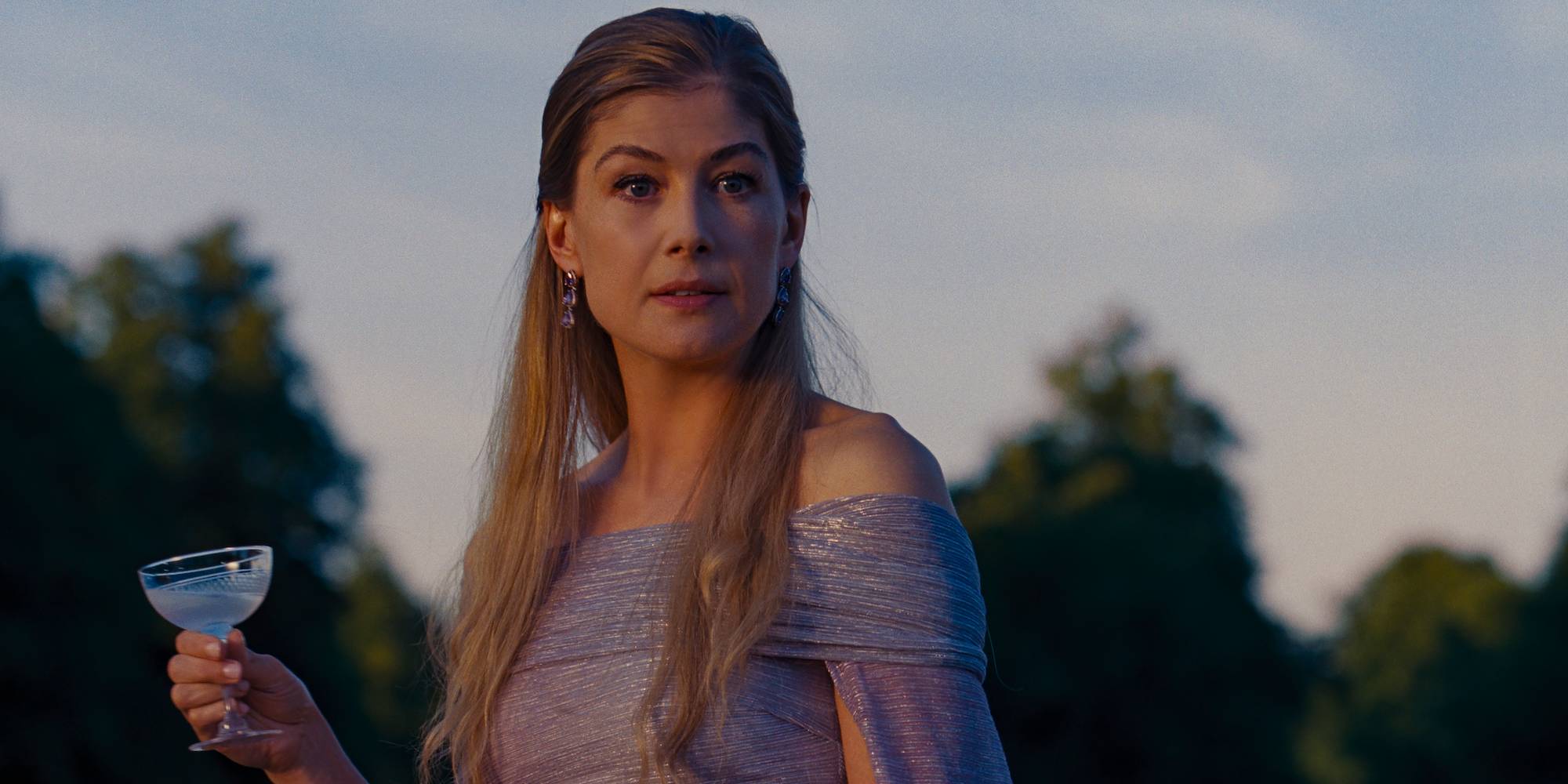 Розманд Пик в роли Элсбет, держащей бокал в фильме "Saltburn"