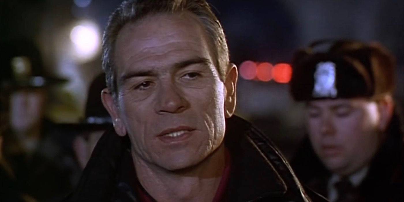 Сэмюэл Гардер окружен полицейскими в "Беглеце"