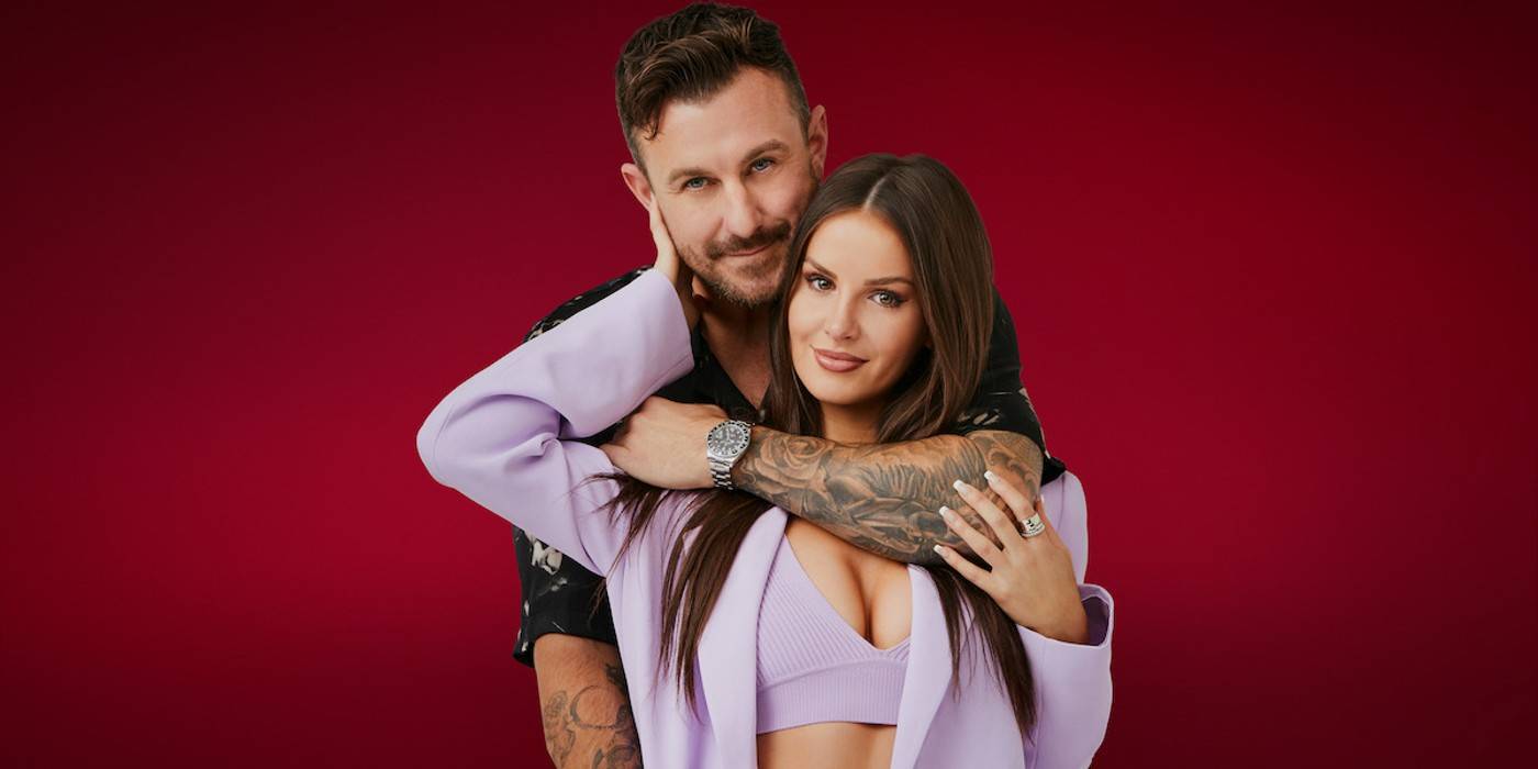 Санди и Ник из 3 сезона *The Ultimatum*, позирующие перед красным фоном.