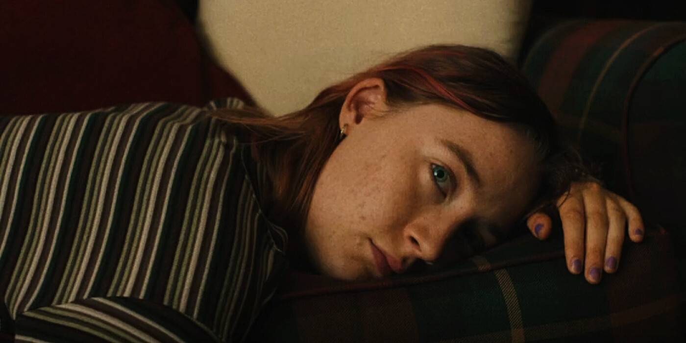 Saoirse Ronan отдыхает, положив голову, и задумчиво смотрит в фильме "Леди Бёрд".