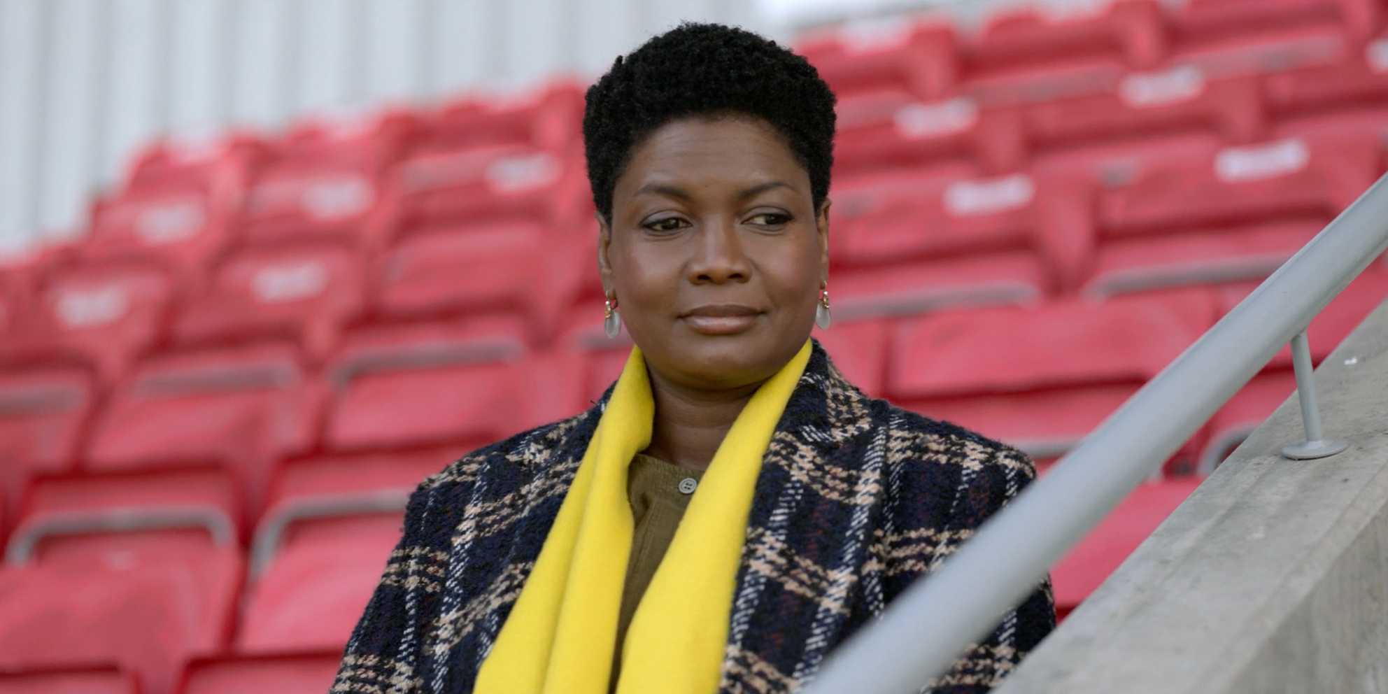 Сара Найлс сидит на трибунах в 2 сезоне сериала "Ted Lasso"