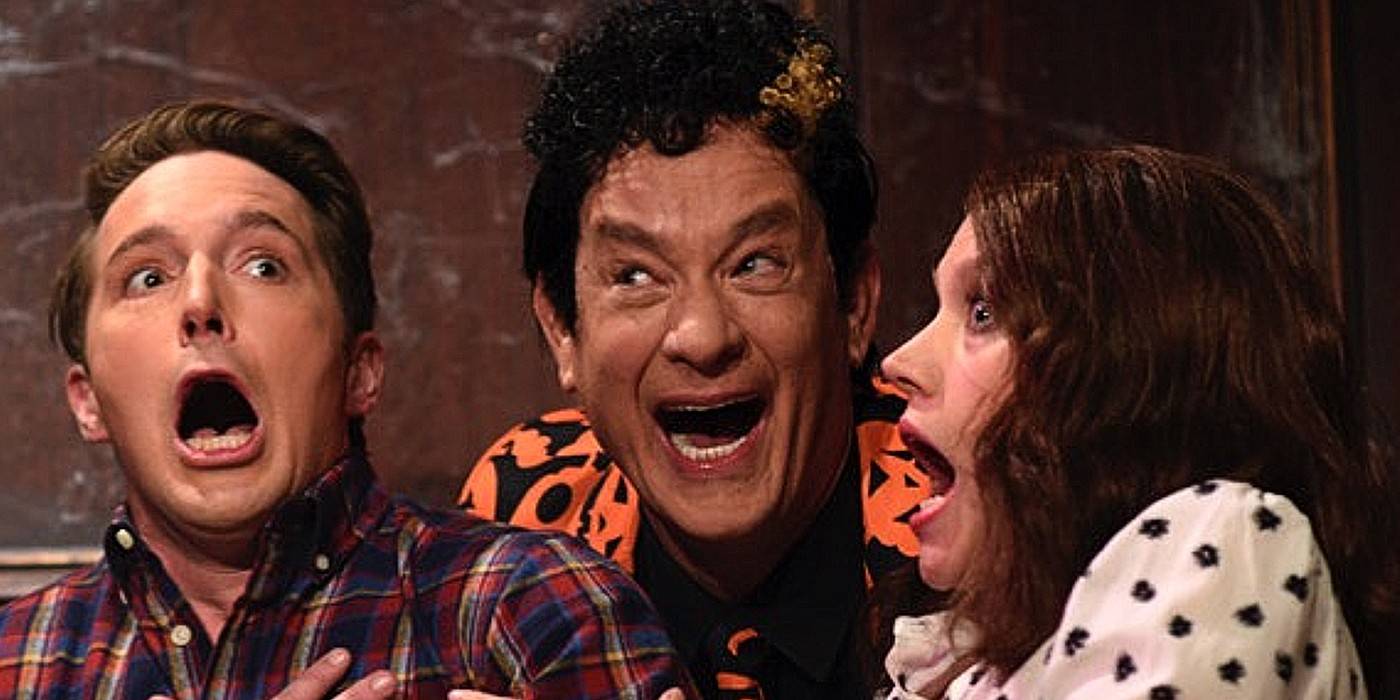 David S. Pumpkins (Том Хэнкс) в скетче SNL 2016 года "Haunted Elevator", пугающий двух пассажиров.