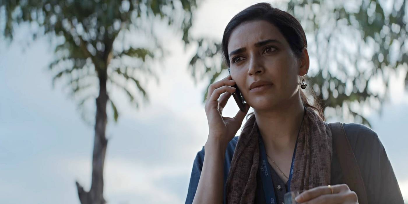 Джагрути Патак со смартфоном в Scoop на Netflix.