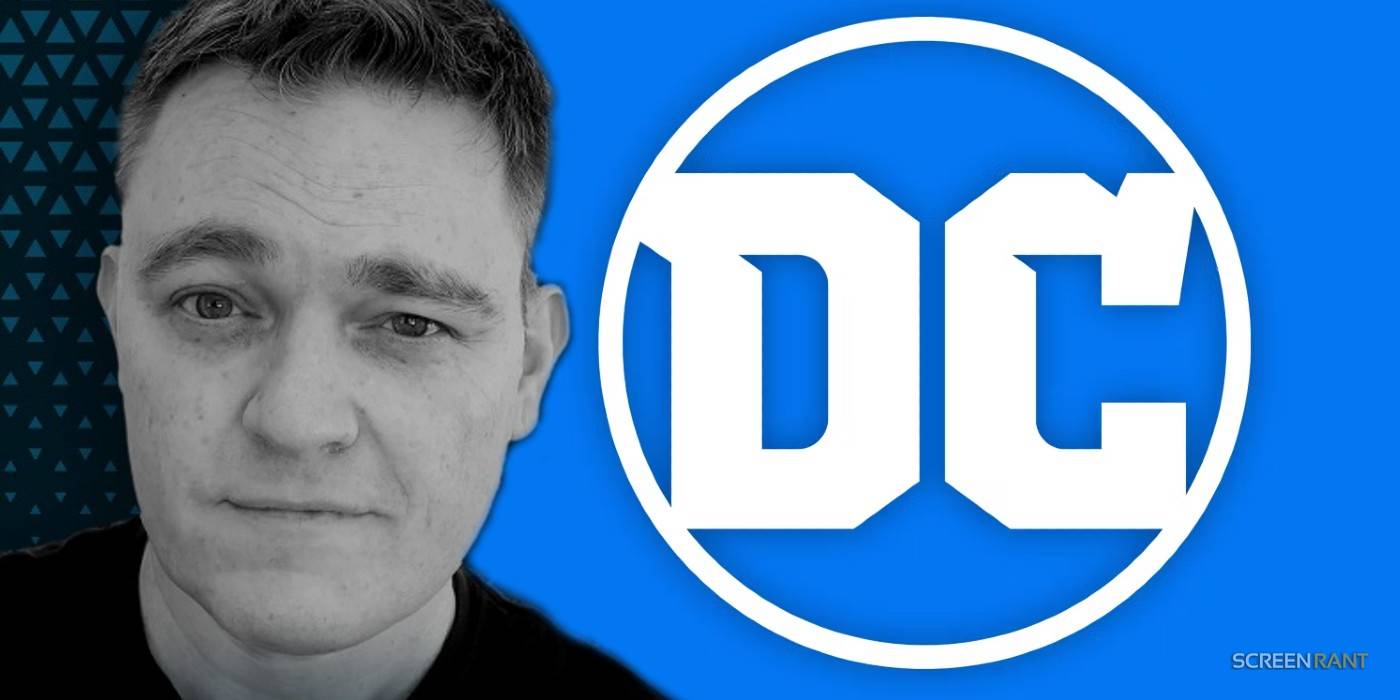 Писатель комиксов Скотт Снайдер рядом с логотипом DC Comics.