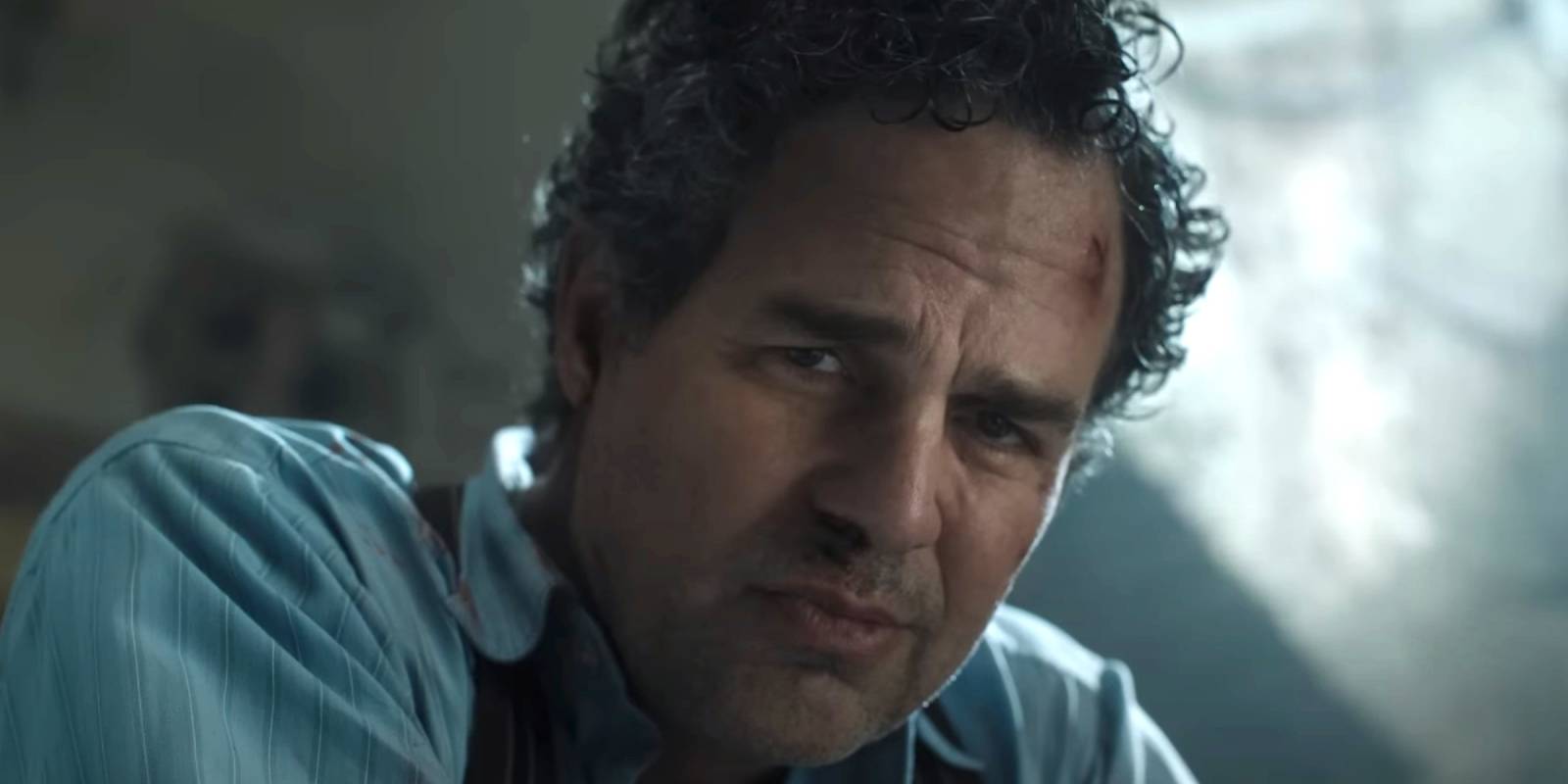 Марк Раффало, выглядящий обеспокоенным и с помятой головой в «Вся свет, которую мы не можем увидеть»