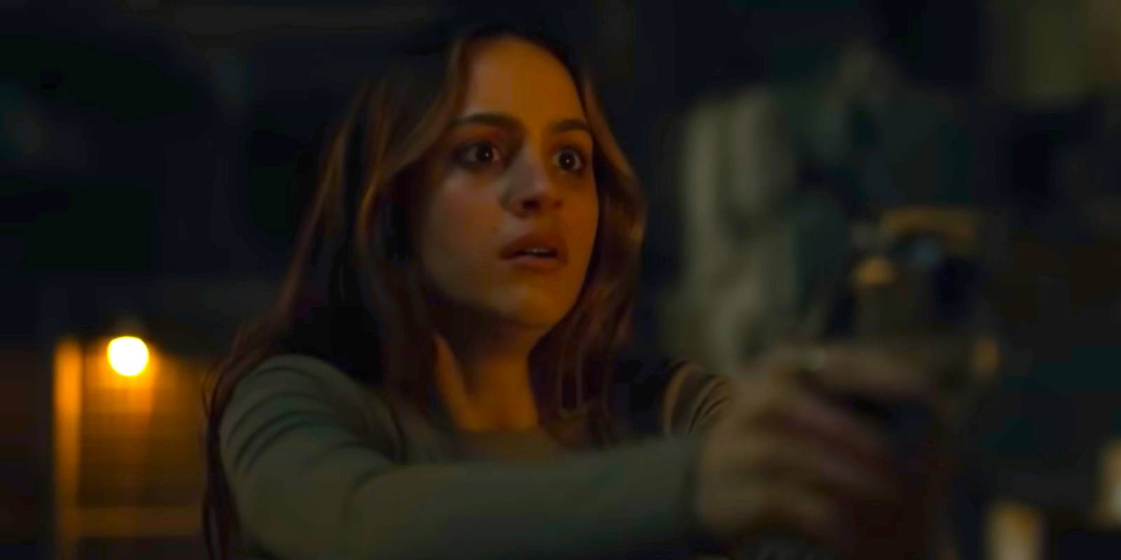 Нелл Васке в роли Джессики, держащей в руках пистолет, на "Дне благодарения"