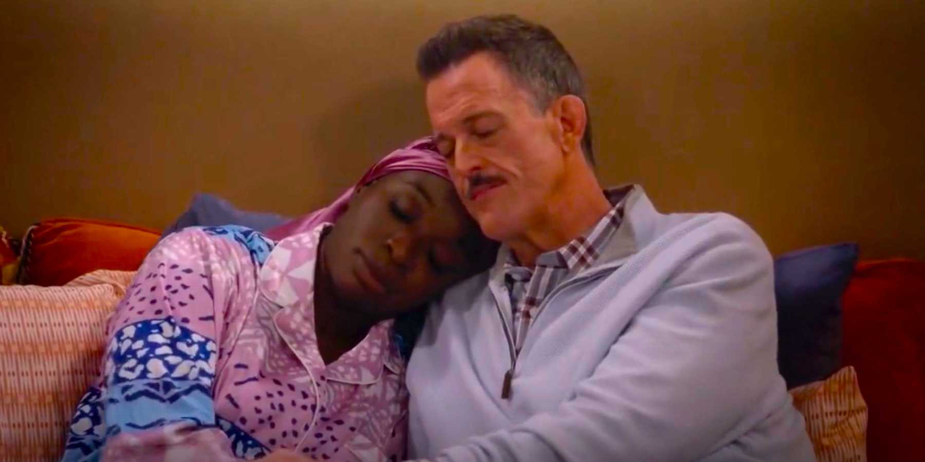 Боб и Абишола, обнимающиеся в 4 сезоне "Сердечные дела Боба"