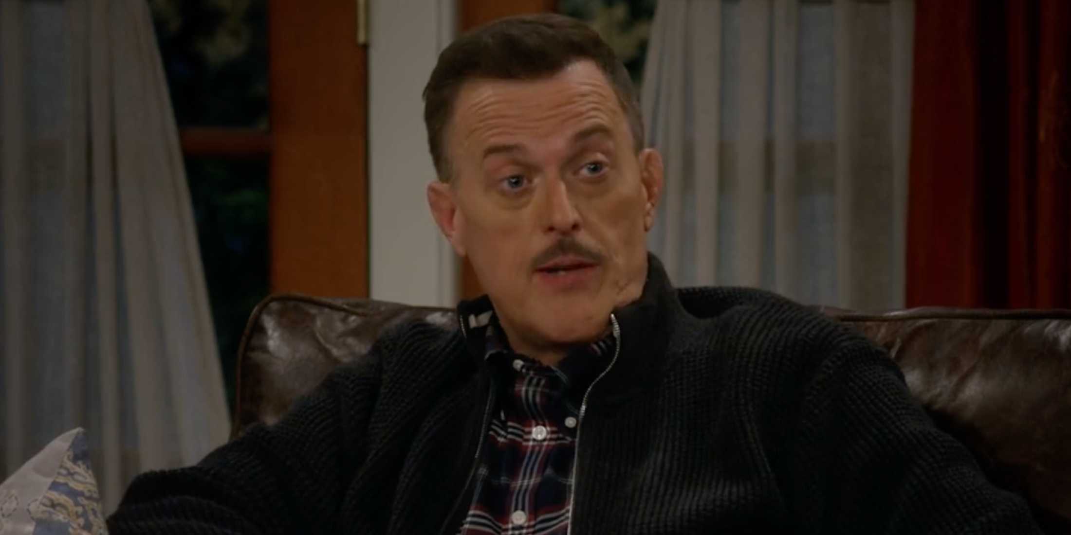 Боб сидит и говорит в Bob Hearts Abishola