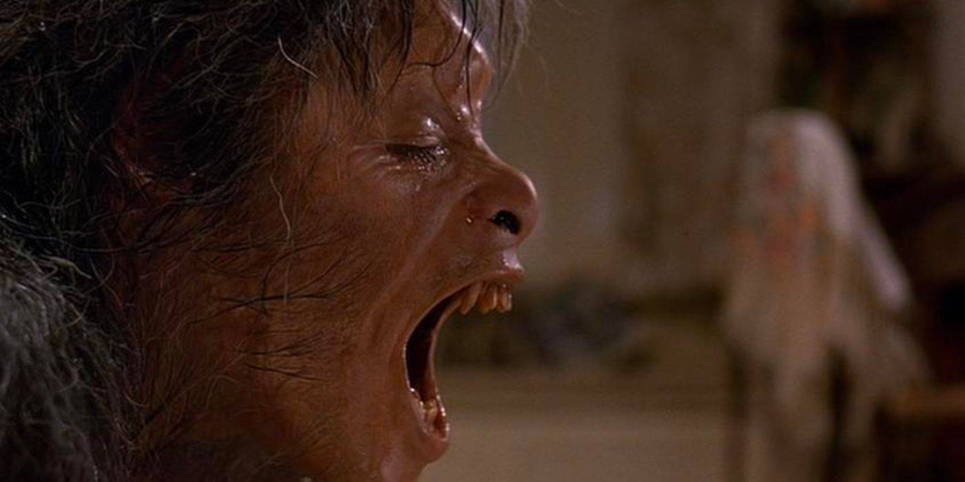 Крупный план человека, превращающегося в «Человека-волка» в фильме «Человек-волк в Лондоне»