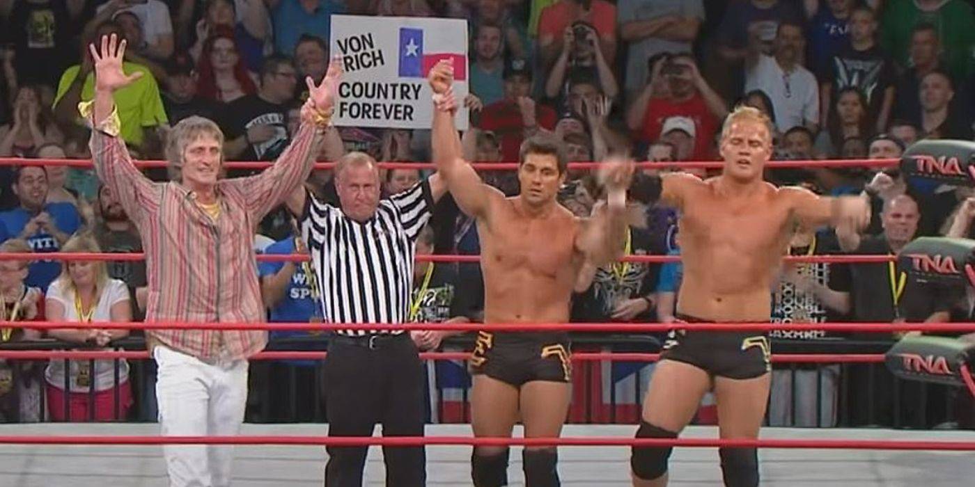 Кевин Вайн Эрих и его сыновья на ринге во время эпизода Impact Wrestling