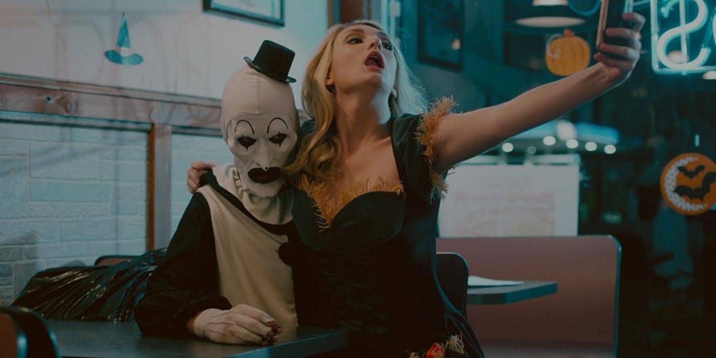 Женщина сидит на Арте-клоуне в Terrifier (2016).