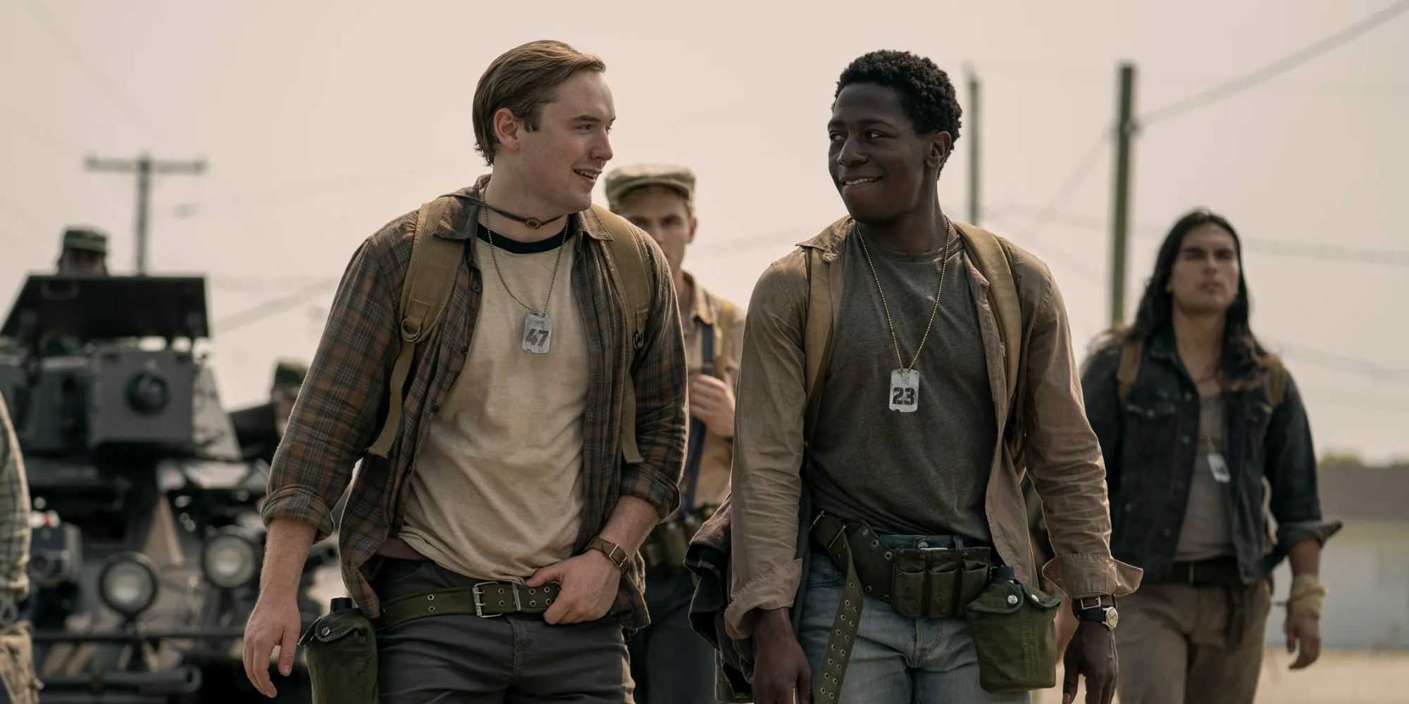 Копер Хоффман и Дэвид Джонсон в роли Рей Гаргати и Питера МакВри в "Длинной прогулке"