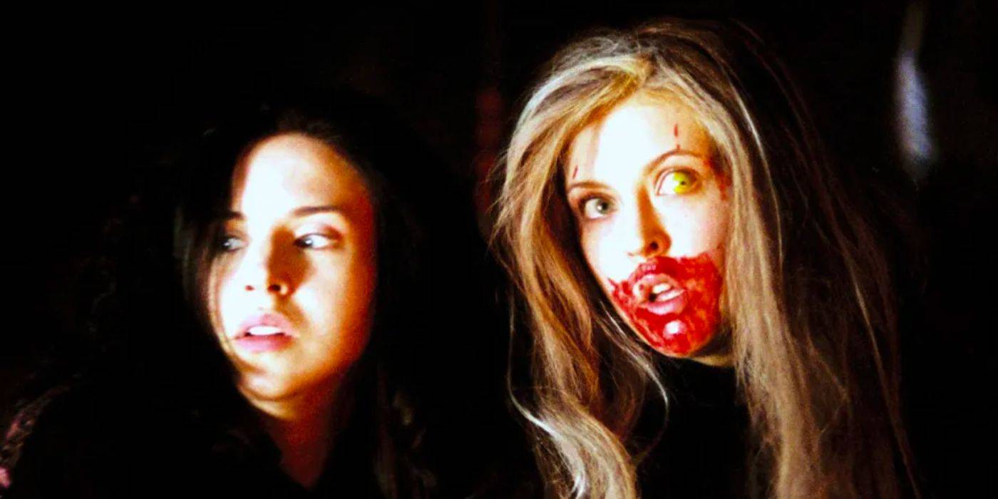 Бритт (Эмили Перкинс) и Джинджер (Катерин Изабель) в фильме "Ginger Snaps"