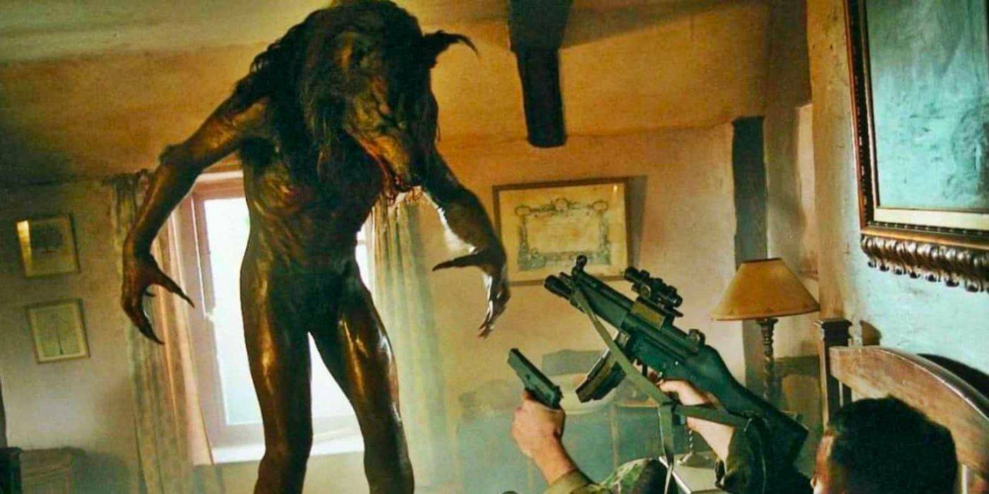 Солдаты направляют оружие на оборотня в фильме Dog Soldiers