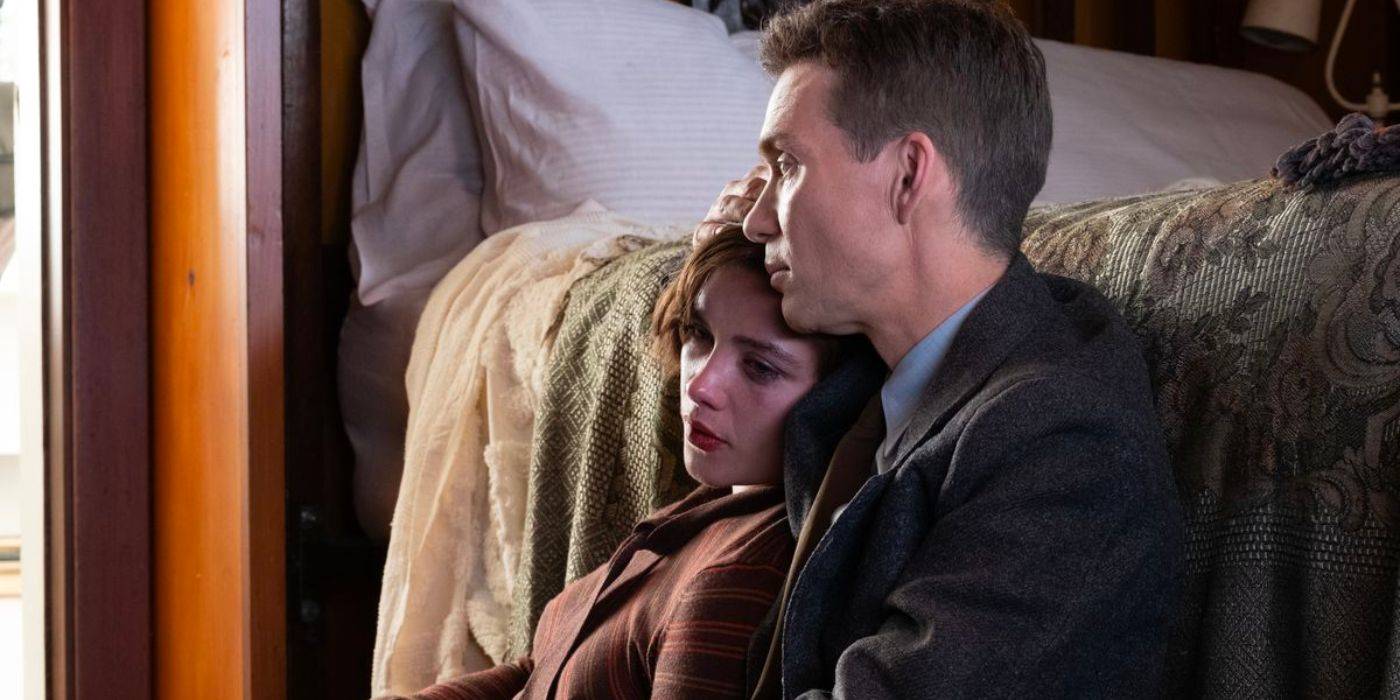 Флоренс Пух и Киллиан Мерфи в роли Джин Татлок и Дж. Роберта Оппенгеймера, сидящие вместе.