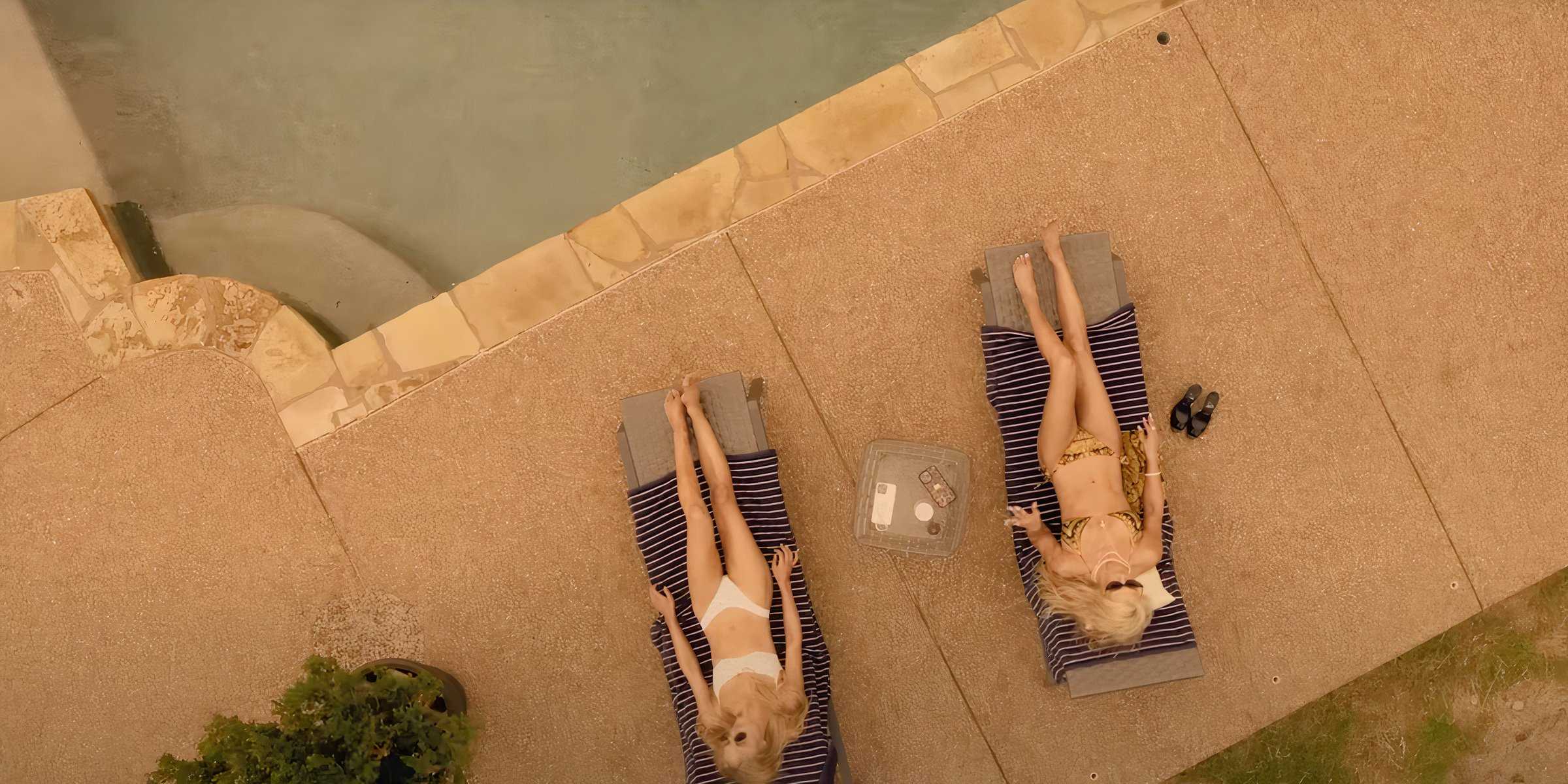 Две женщины, отдыхающие у бассейна