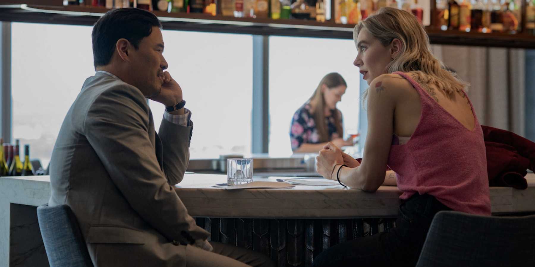 Рэндол Парк и Ванесса Кирби разговаривают в баре в Night Always Comes