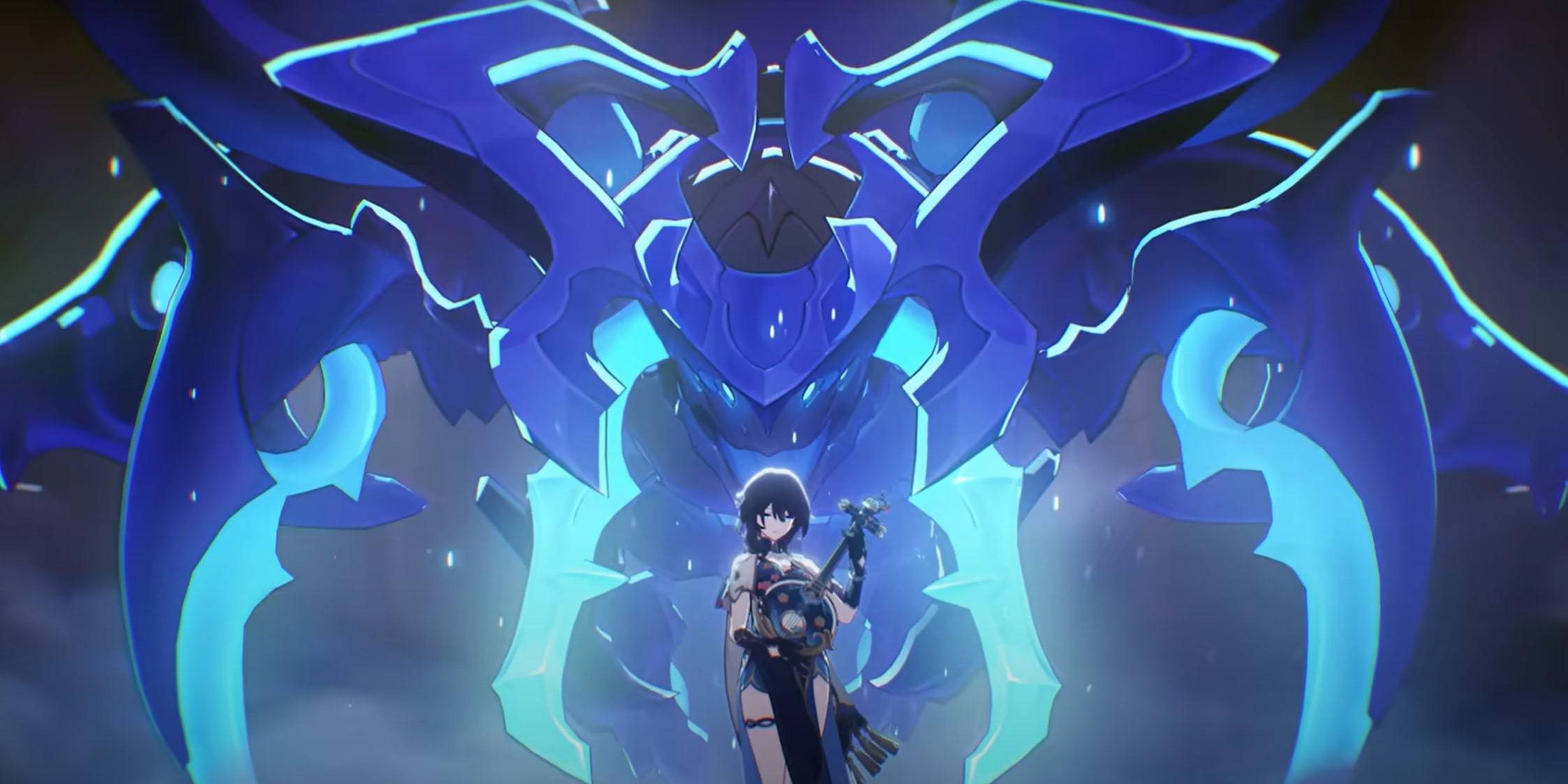 Руан Мэй играет на китайской люте, известной как руан, стилизованной в ее фирменных цветах. Огромная синяя жук возвышается за ней, но она остается невозмутимой.