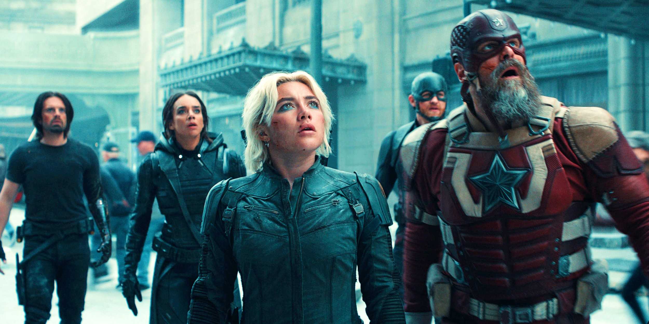 Себастьян Стан, Ханна Джон-Кем, Флоренс Пух, Уайетт Рассел и Дэвид Харбор смотрят вверх на городской улице в "Тор-2"