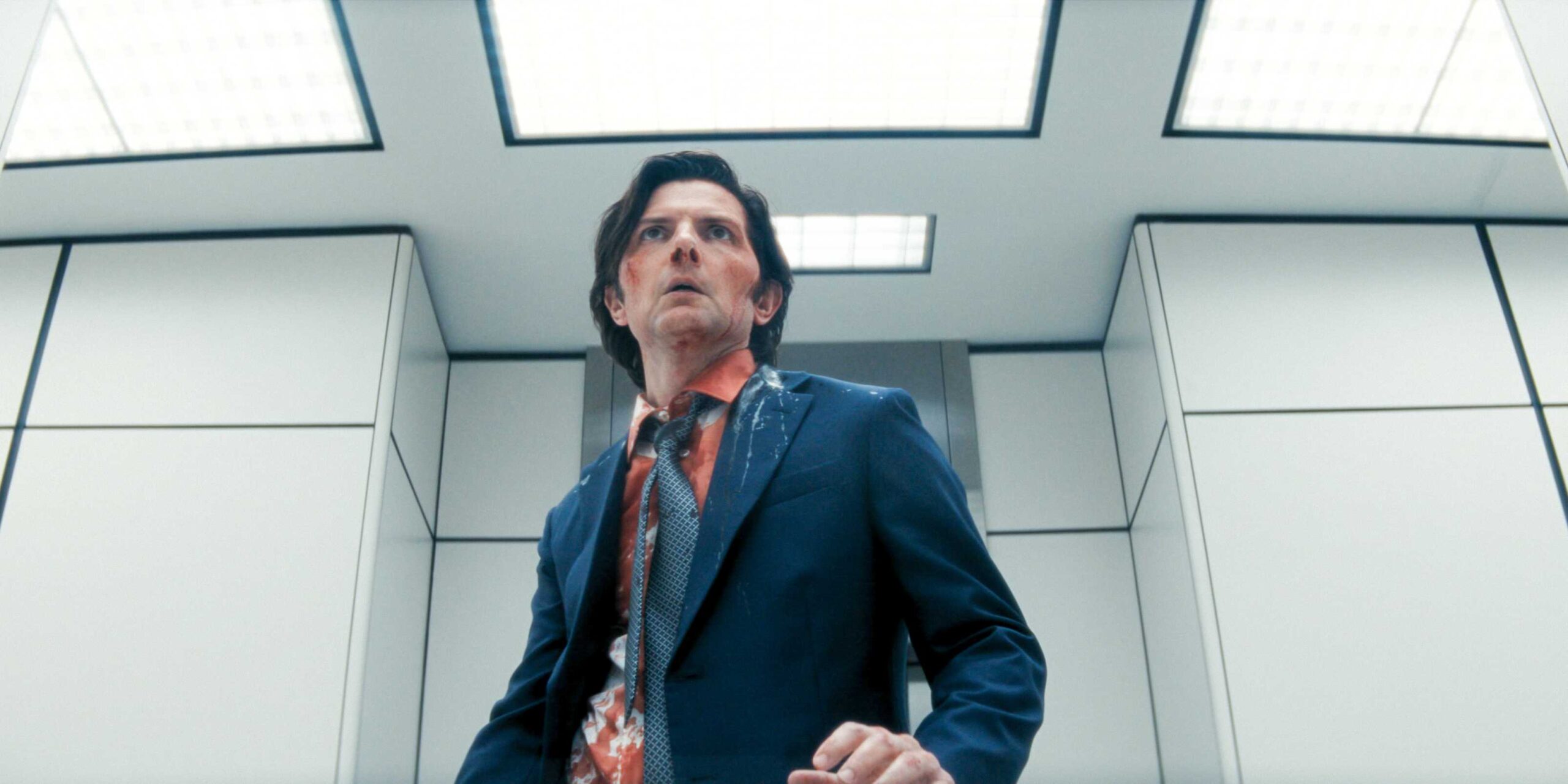 Марк (Адам Скотт) в 10-й серии 2-го сезона "Severance" достигает этажа тестирования