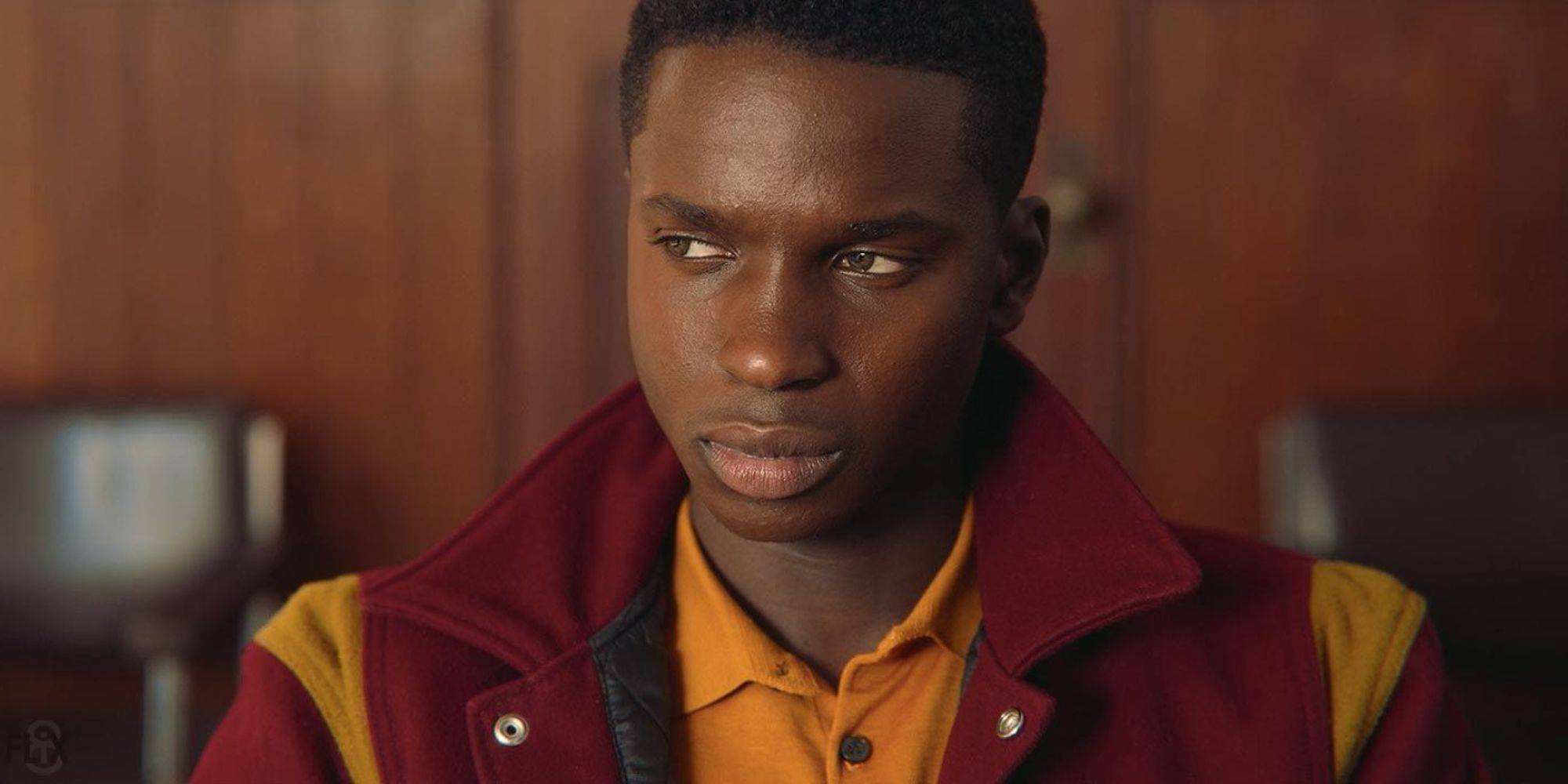 Джексон смотрит в сторону в "Sex Education"