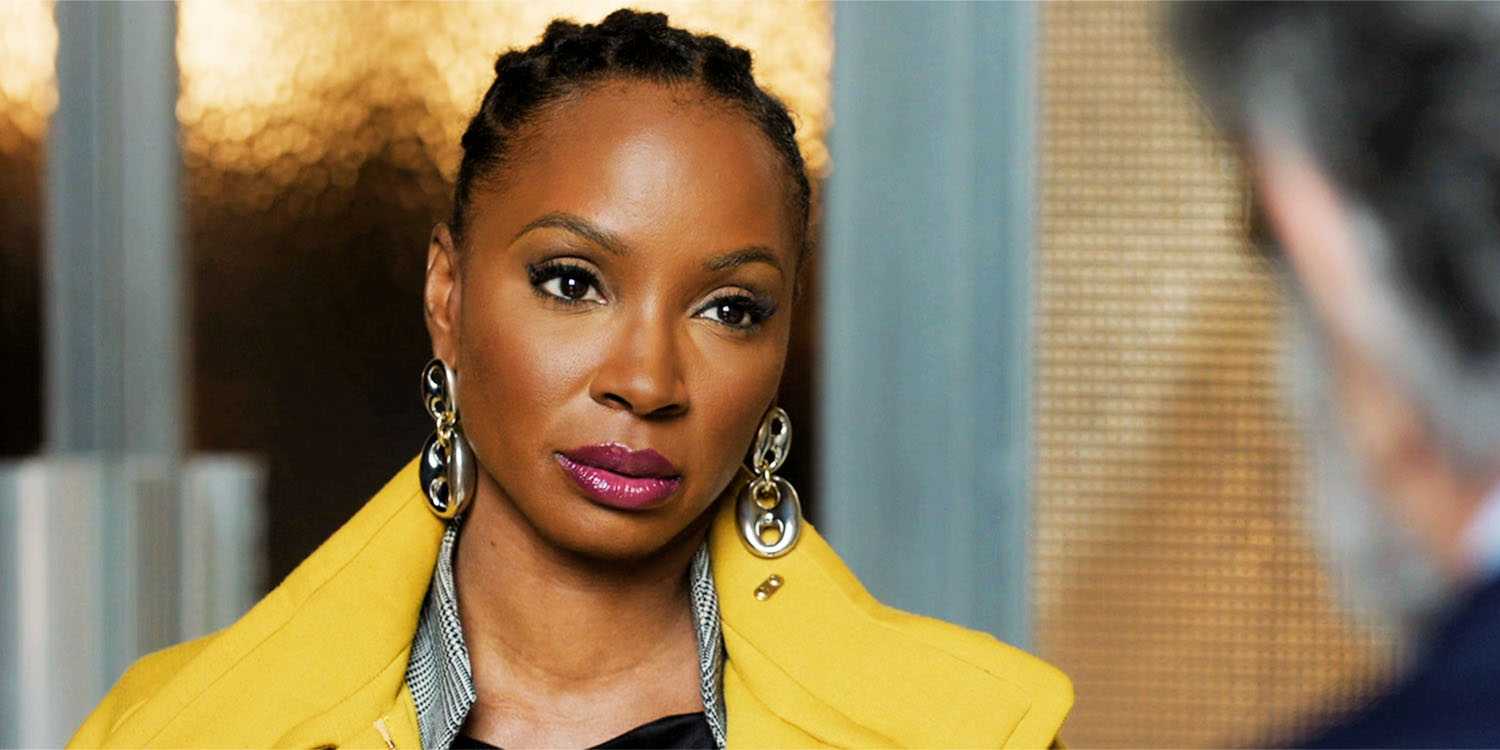 Шэнола Хэмптон в роли Габи в 2 сезоне сериала "Found", разговаривает с свидетелем