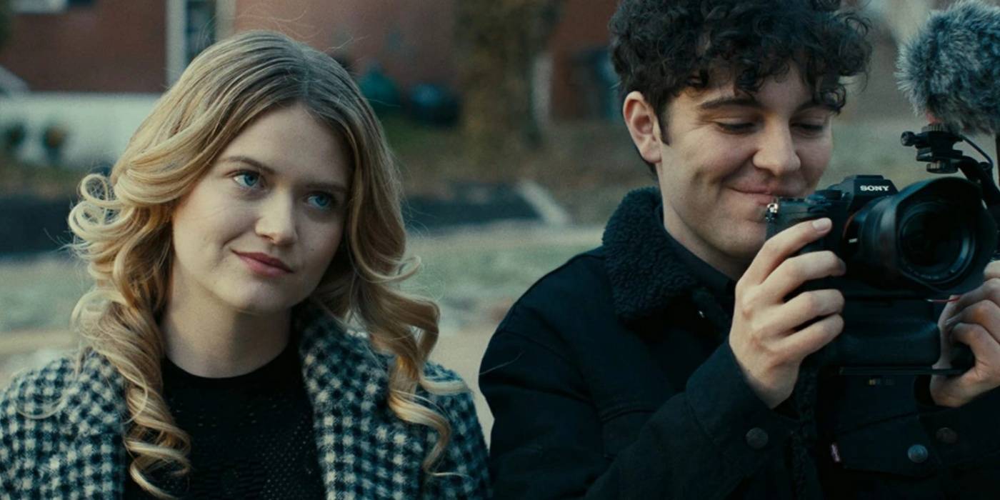 Шари как журналистка в социальных сетях в фильме "О́тто"