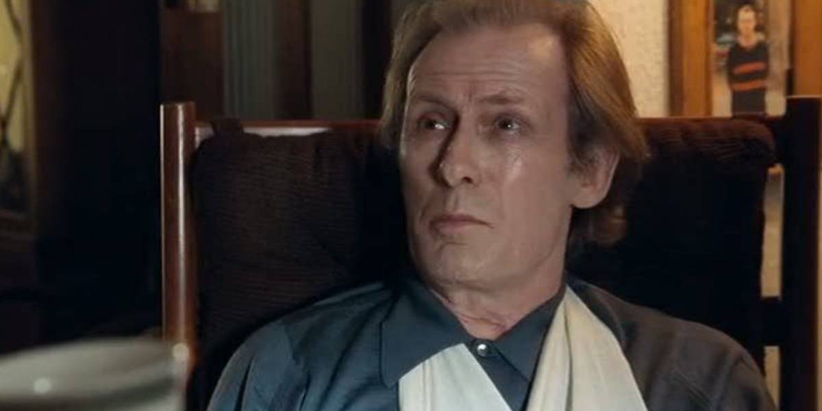 Филип поднимает взгляд из своего кресла в фильме "Shaun of the Dead"