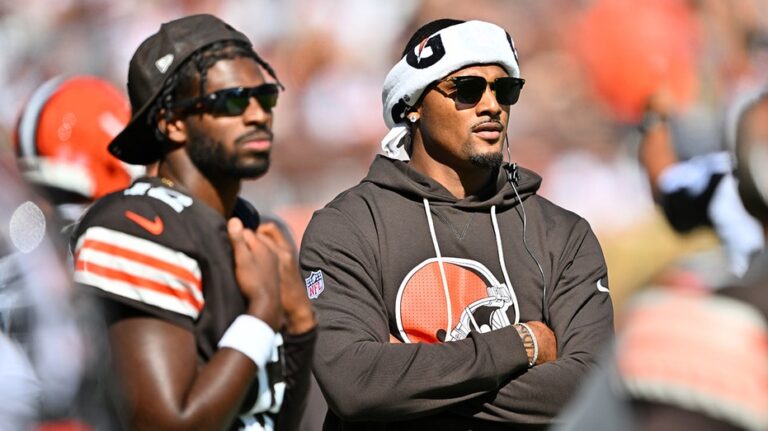 В Cleveland Browns объявили о конкуренции за место стартового квотербека между Шедуром Сандерсом и Дешауном Уотсоном