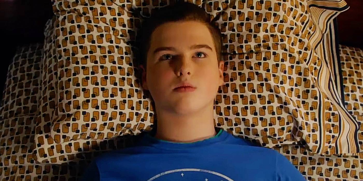 Шельд, лежащий в своей кровати и смотрящий в потолок в 6-м сезоне *Young Sheldon*