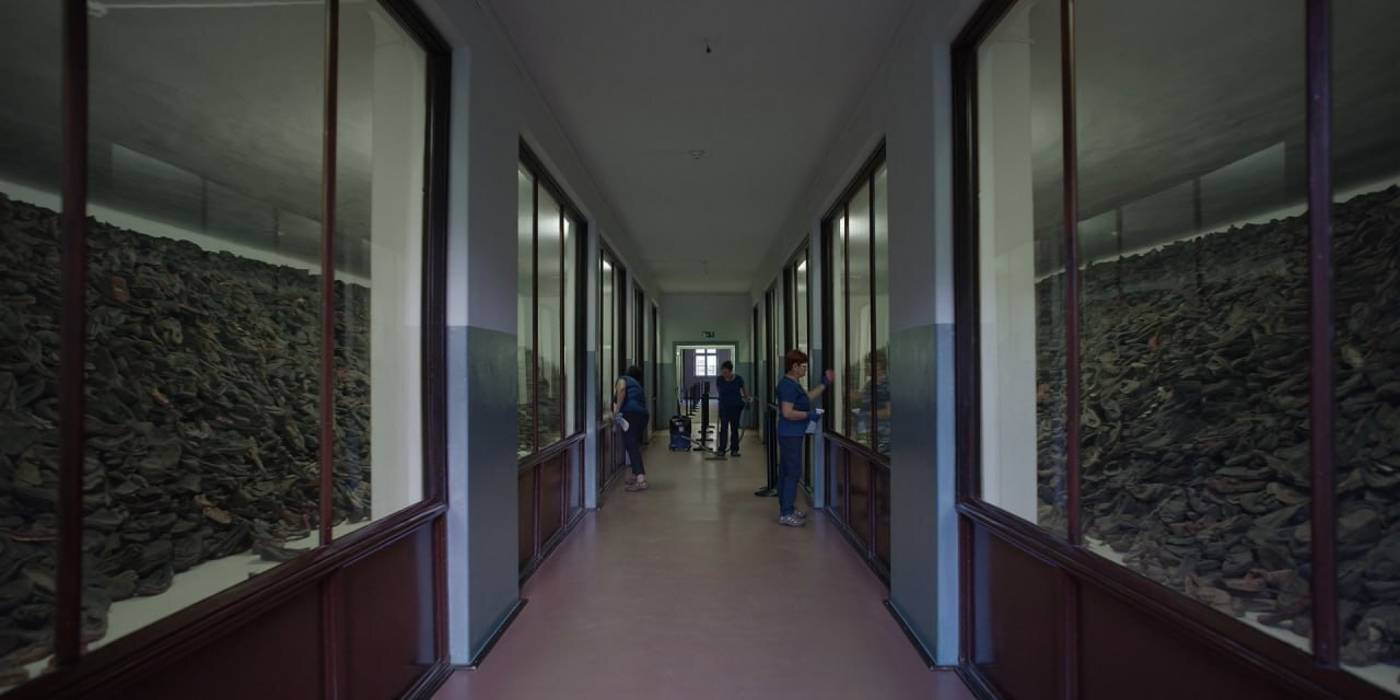 Охранники убирают в Государственном музее Аушвиц-Биркенау в The Zone of Interest