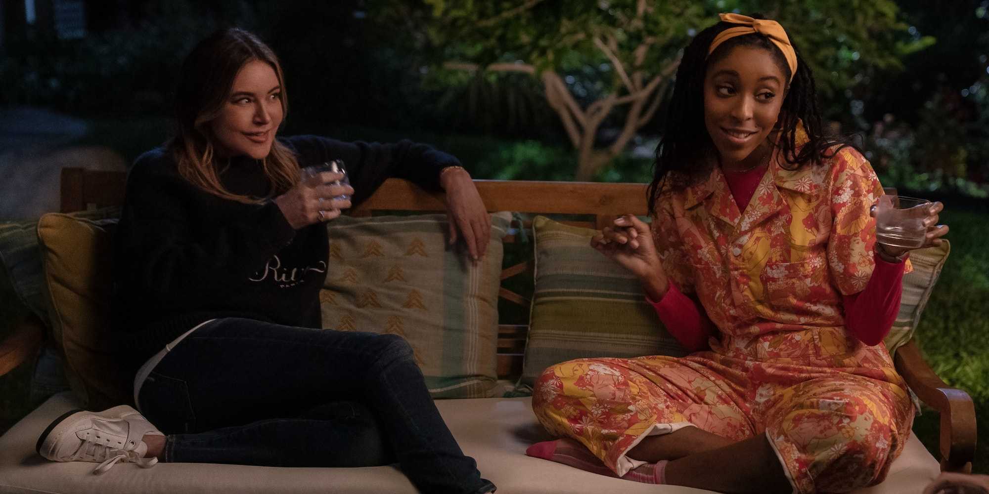 Габи и Ли пьют и разговаривают, сидя в саду в *Shrinking*