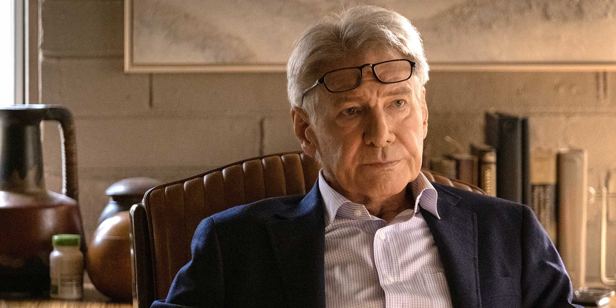 Пол сидит в своем кабинете, выглядит сердитым, с очками на голове, в "Shrinking"