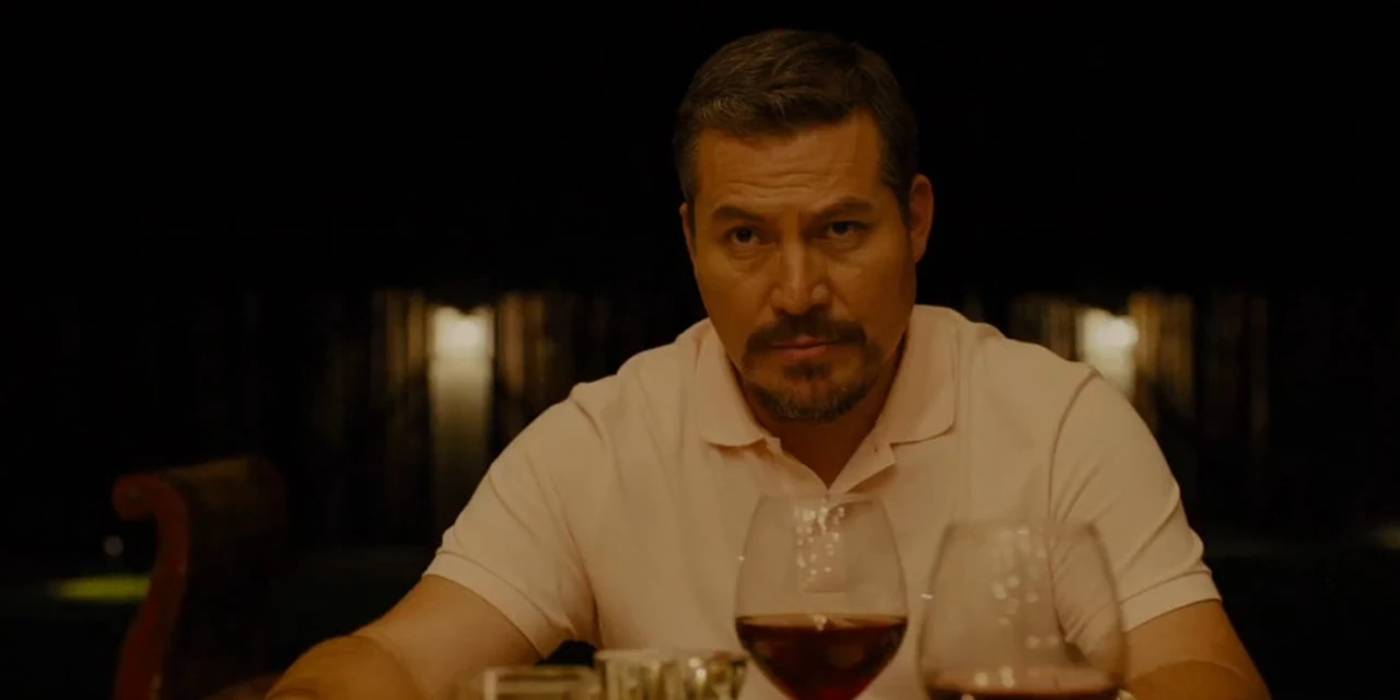 Хулио Сезар Седдильло в роли Фаусто Аларкон на обеденном столе в фильме "Сикарио"
