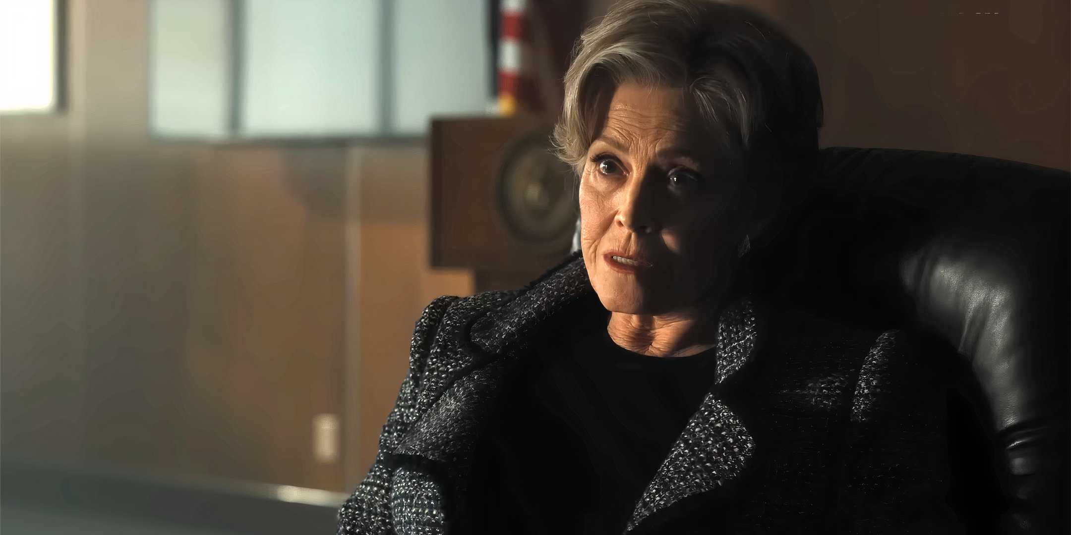 Сигорни Уивер, выглядящая серьезно, во время разговора в The Gorge