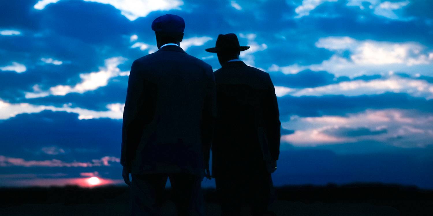 Smoke and Stack смотрят на закат в Sinners