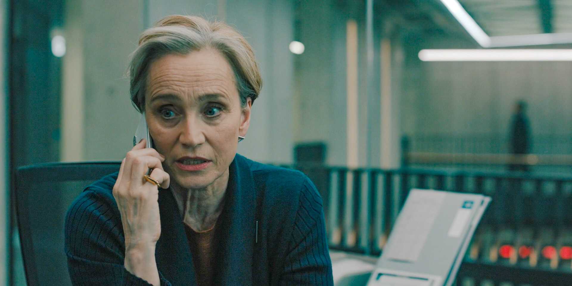 Диана Тейвернер (Кристин Скотт Томас) разговаривает по телефону с Эммой в 4 сезоне сериала "Сложные псы", 5 эпизод