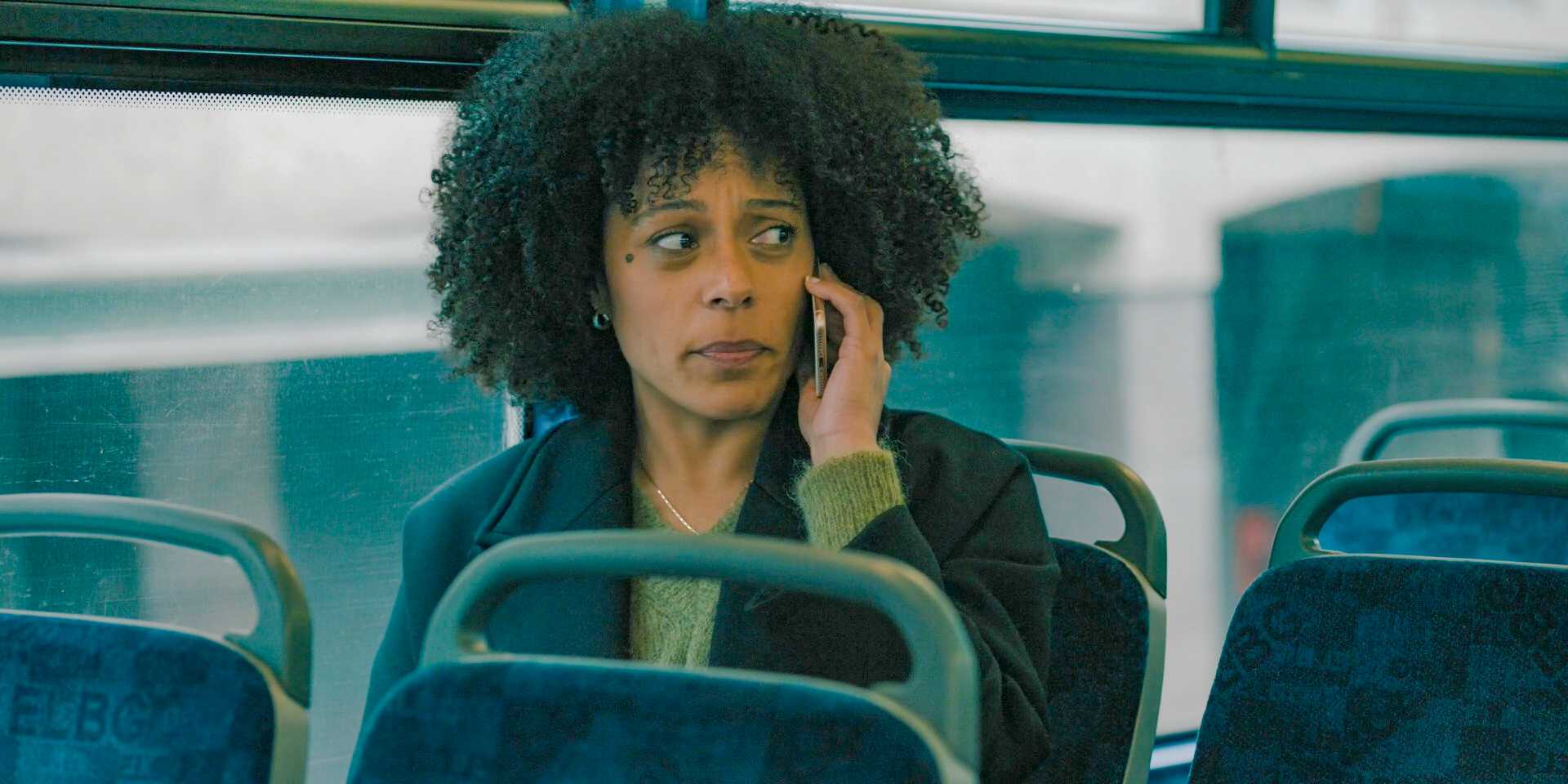 Луиза Гай (Розалинд Элизар) делает звонок Лэмбу в 4 сезоне сериала "Slow Horses", 5 эпизод